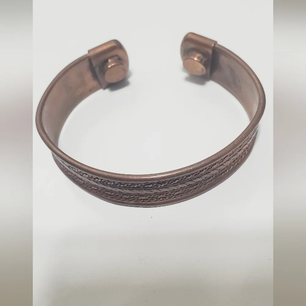 Cuff Bracelet Silver tone and Copper Tone. 🌴